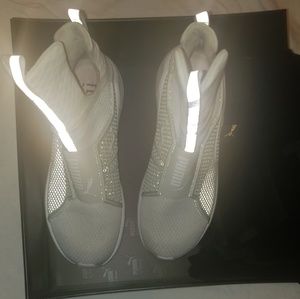 Rihanna pumas